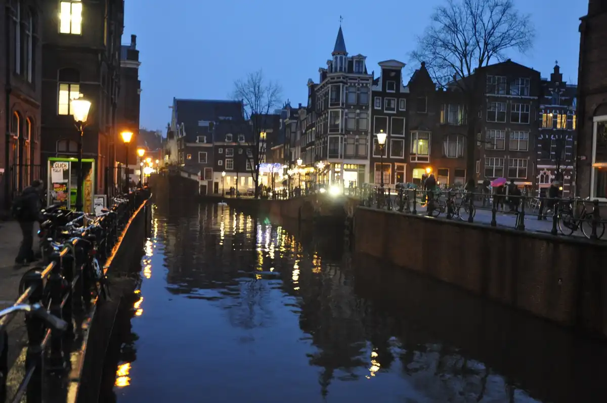 Pintura de la plaza del Dam en Ámsterdam durante el Siglo de Oro neerlandés, el periodo de auge comercial que siguió a la caída de Amberes